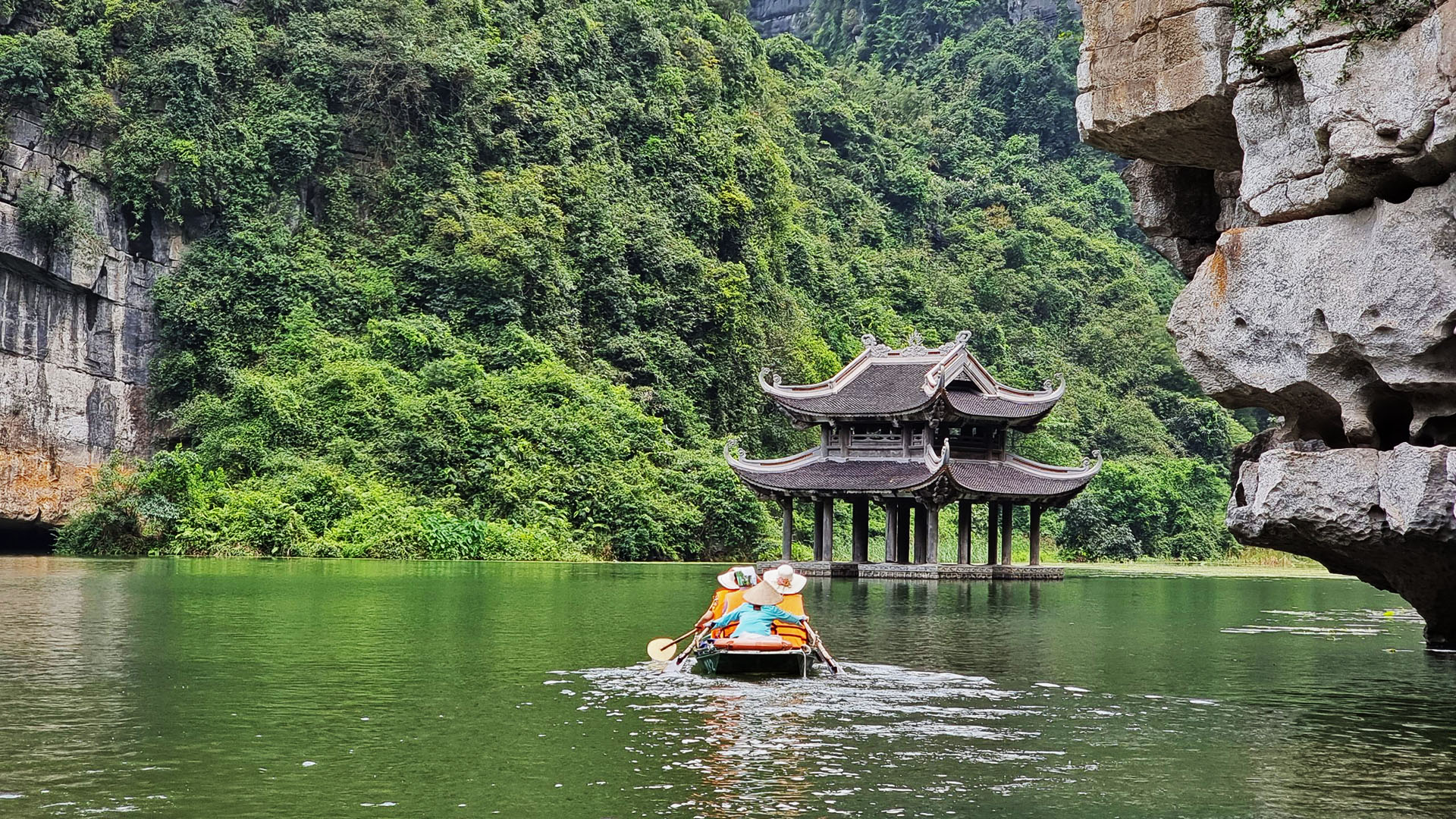 2 Days 1 Night Tour I Explore Cuc Phuong National Park and visit Hoa Lu/Bai Dinh - Trang An - Mua Cave, stay in a bungalow I Ninh Binh